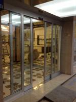 Serramento ingresso Hotel con porta automatizzata