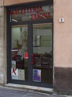 Vetrina con porta e specchiatura fissa laterale