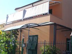 Tettoia in alluminio e centinatura in ferro rivestito in alluminio