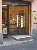Vetrina con apertura e particolare bussola